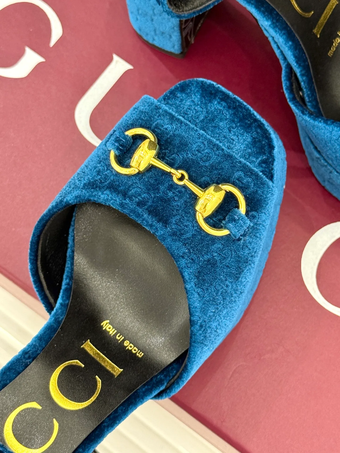 Factory direct sales p660🐘🐘Women's shoes Women's clothing Gucci/Gucci classic horsebit pointed velvet square toe waterproof platform high-heeled sandals When the classic horsebit meets velvet texture, these sandals have become synonymous with elegance and individuality. The square toe design breaks the sharpness of the pointed toe and adds a bit of retro laziness. The delicate velvet upper feels luxurious and shows a high-end texture with the flow of light and shadow. Every step brings a gentle aura. The iconic metal horsebit embellishes the shoe body, instantly awakening brand recognition and cleverly blending retro style with modern fashion. The golden ratio of waterproof platforms and high heels not only lengthens the leg lines but also reduces walking pressure, allowing elegance without compromising comfort. Whether worn with a gorgeous dress to attend a dinner party or paired with retro jeans for a daily look, it can easily hold the spotlight and become the finishing touch in the look, highlighting unique taste and extraordinary style. The fabric is made of original customized velvet and the inner pads are all sheepskin. Heel height: 10.8 Water platform: 3.3 Italian imported genuine leather outsole size: 35-39 (40/41/42 customized)